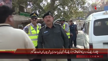 Peshawar- Traffic police Peshawar distributed gifts to Citizens, Follows the Rules of Traffic