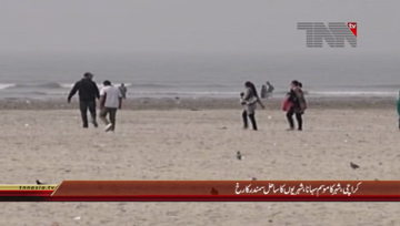 Karachi- Peoples throng at Sea View