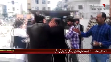 Lahore-NAB court Lahore female lawyer violence on male lawyer
