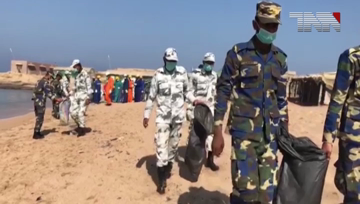 Karachi- Pak Navy process of cleaning oil spread at Mubarak Village