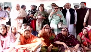 Lahore- Opposition Protest Outside Punjab Assembly