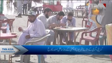 Karachi- People throng at Sea View