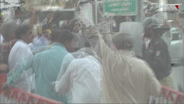 Karachi- Protesting teachers baton-charged by police in Karachi