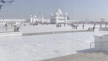 Hundreds of Indian Sikhs make historic pilgrimage to Pakistan