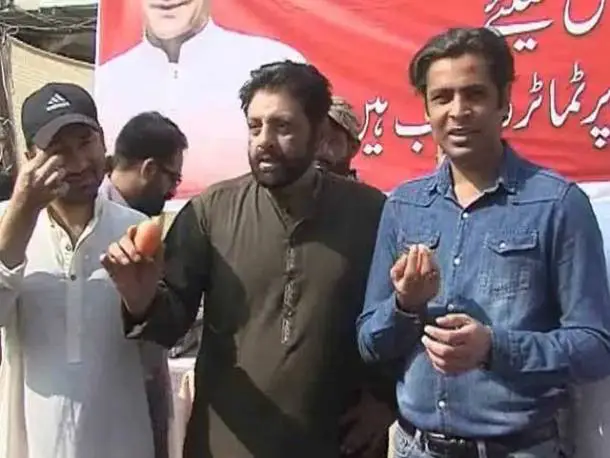 Karachi- PTI MPA in Arsalan Taj Ghumman sets small ‘bachat bazaar’ to sell tomatoes at 180 per Kg and demands