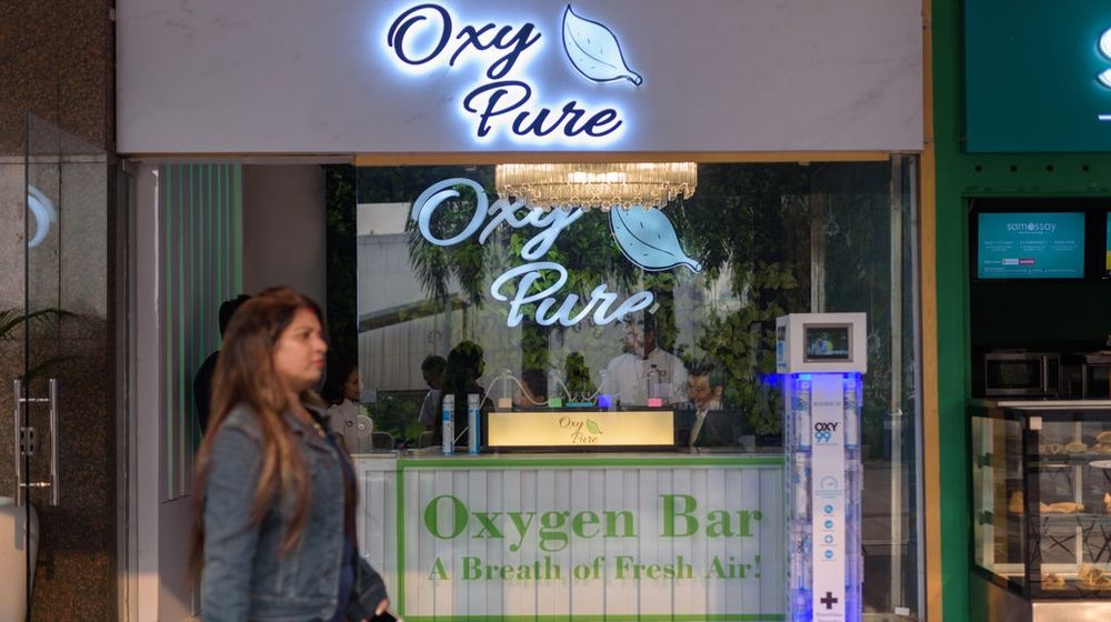 New Delhi- The cost of 15 minutes breath in pure oxygen has been fixed at Rs 300, oxygen has started to be sold in top polluted Indian capital New Delhi