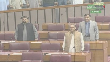 Islamabad- Khawaja Asif criticizes PM for not identifying corrupt elements in PTI