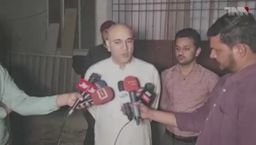 Karachi- Pakistan’s tallest man Naseer Soomro receives financial assistance