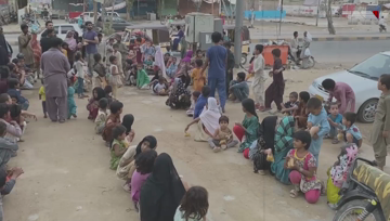 Karachi- children's iftar in Karachi to create discipline