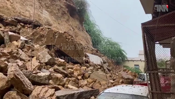 Karachi- Karachi rain: Multiple vehicles damaged in Gulistan-e-Johar landslide