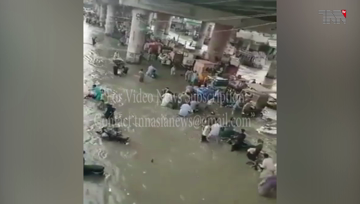 Karachi- Intermittent rains inundate Karachi, disrupt traffic flow