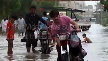 Mirpurkhas - Kaptaan' Imran Khan should take charge of helping rain affectees, Bilawal