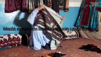 Quetta- Hafeezullah, who weaves clothes like a woman in tribal society, is proud of his profession 
