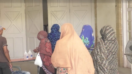 Karachi- Crowd increased at Corona Vaccination Center 