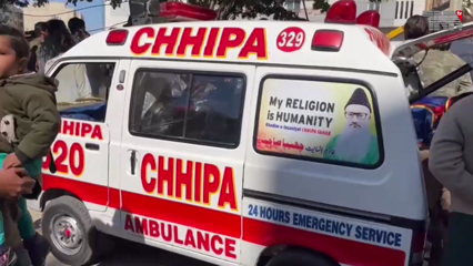 Karachi - Shuttering of a building under construction in Posh Area Defense of Karachi collapsed and many workers were buried under the rubble