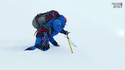 Gilgit - Pakistani climbers hoist a green crescent flag on another skyscraper